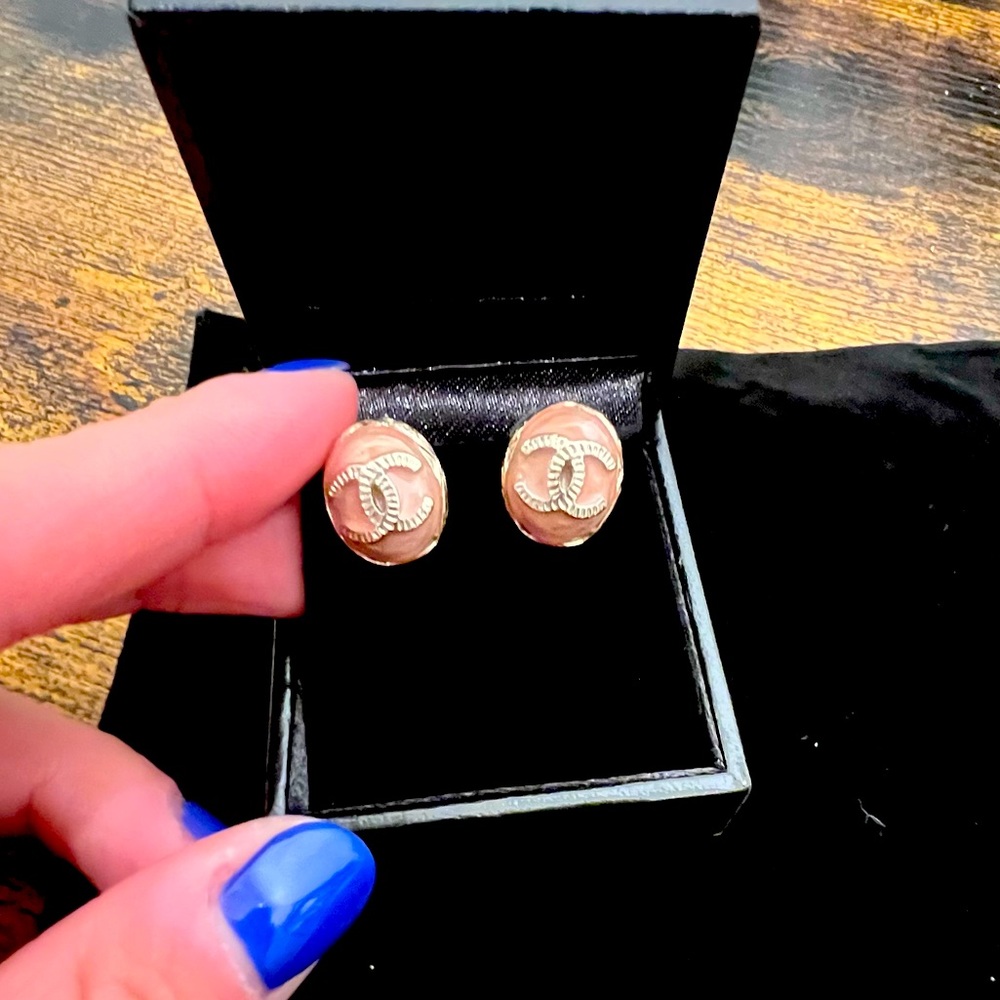Chanel stud CC pink and gold earring